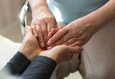 croix du Christ éclairée par un rayon de soleil, dans la chapelle